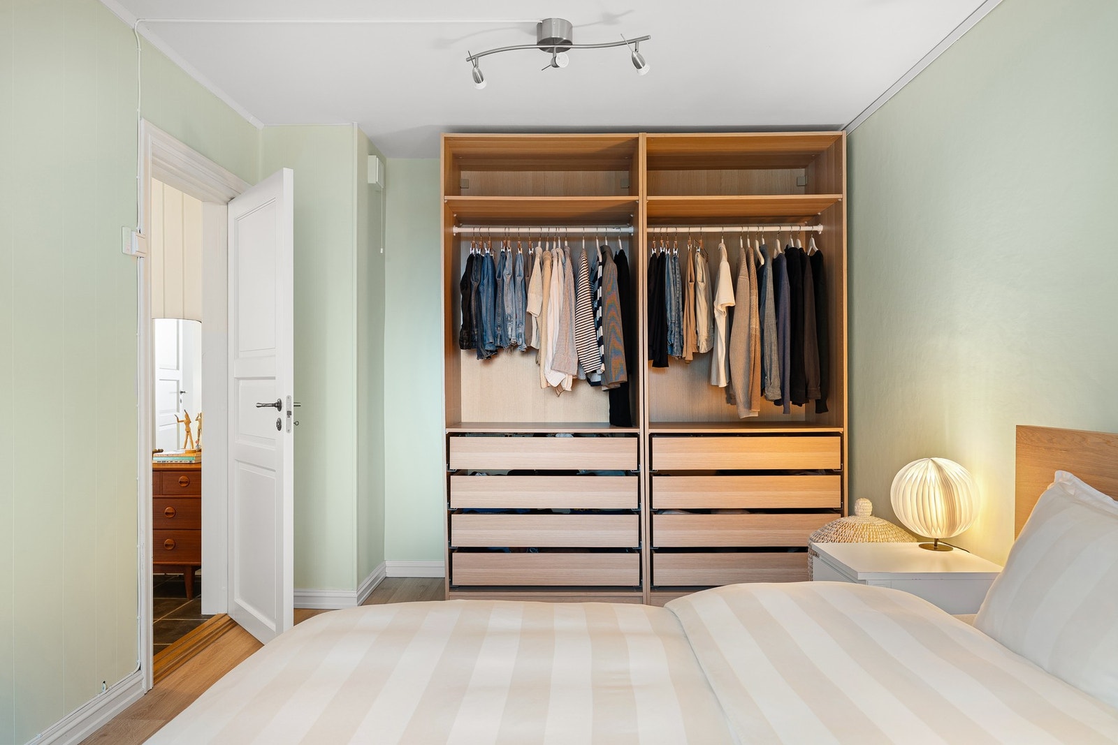 Garderobeskapet medfølger naturligvis handelen. Galleribilde