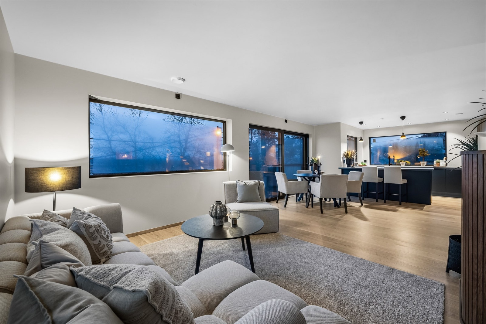 Boligen har gjennomgående høy standard, samt sentralstøvsuger for en enklere og mer effektiv rengjøring Galleribilde