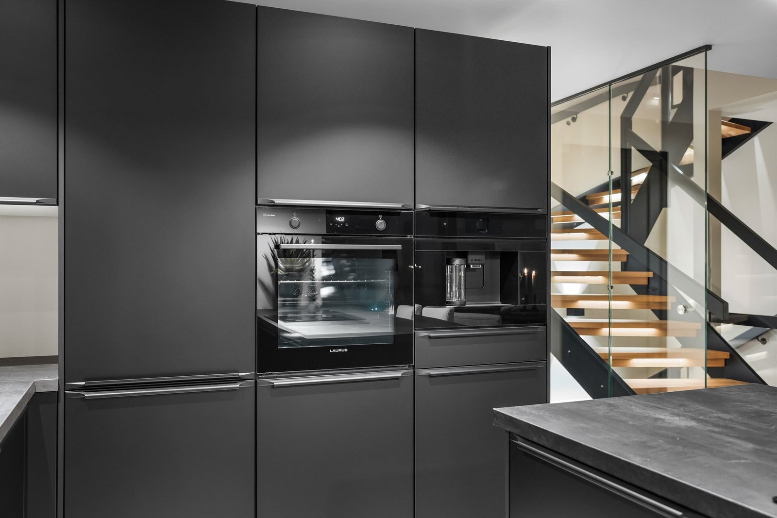 Innebygd hvitevarer som ovn, kaffemaskin, kjøleskap/fryser og oppvaskmaskin Galleribilde