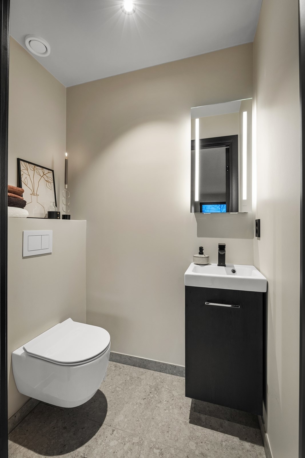 Boligen har ett lekkert gjestetoalett Galleribilde