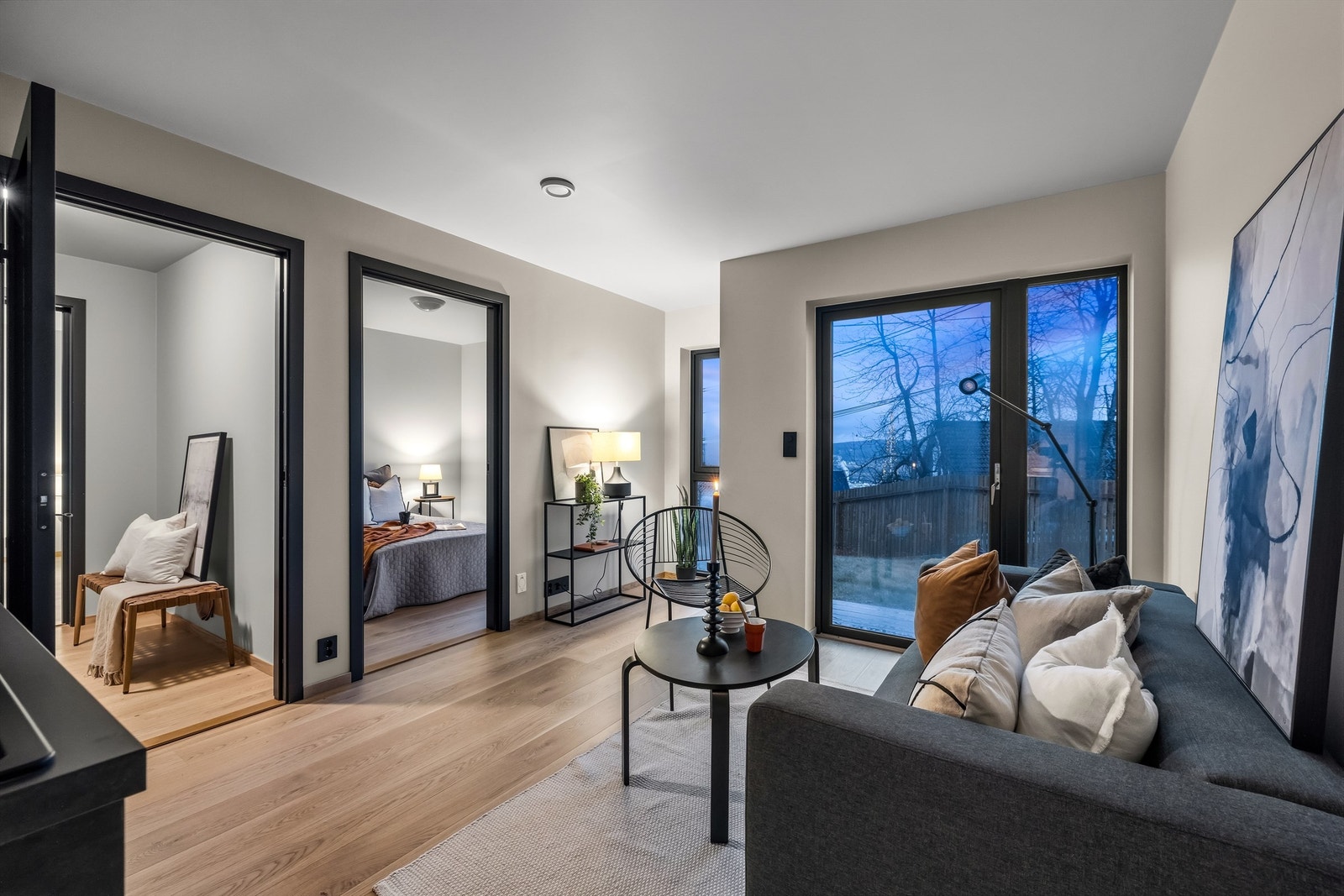 Lys og trivelig stue i underetasjen med utgang til hage Galleribilde