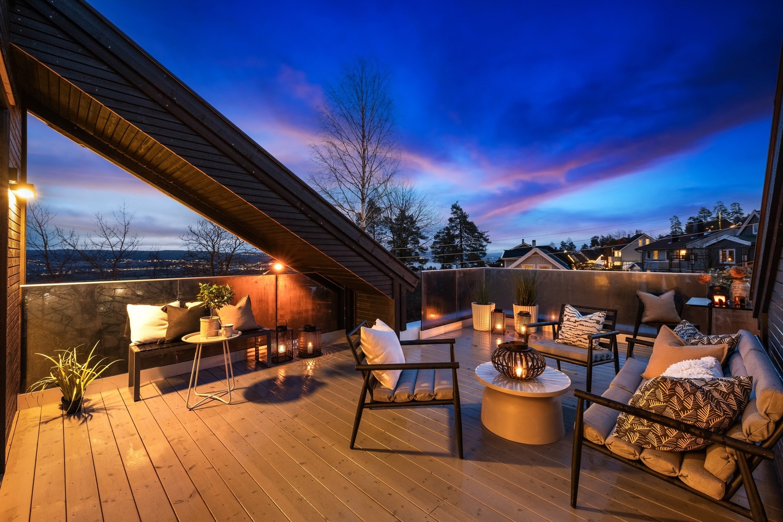 Stor og solrik takterrasse med god plass til både spisegruppe og loungemøbler Galleribilde