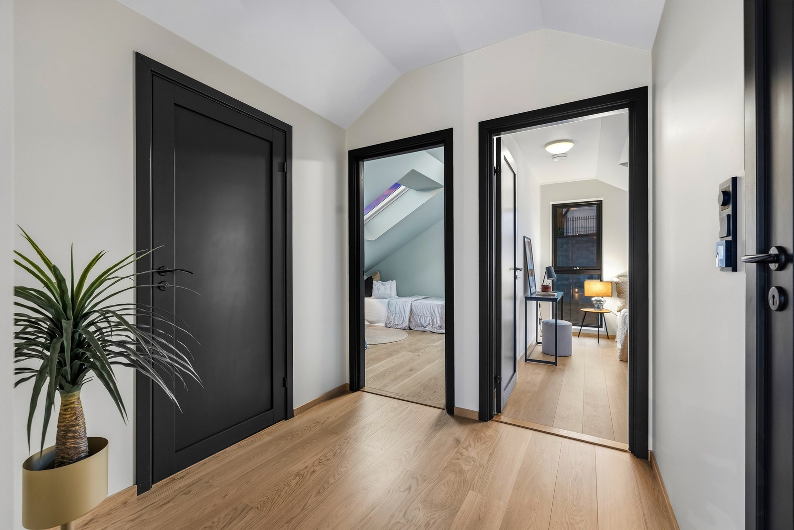 Boligens andre etasje disponerer 2 soverom, stue, bad og en bod Galleribilde