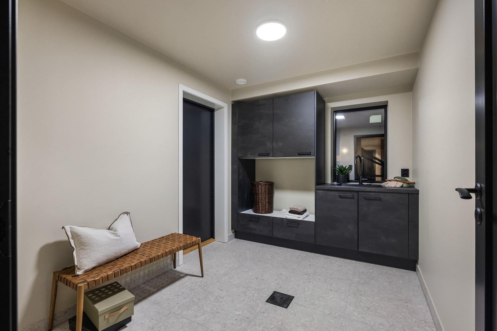 Vaskerom med direkte tilkomst til dobbelgarasjen Galleribilde