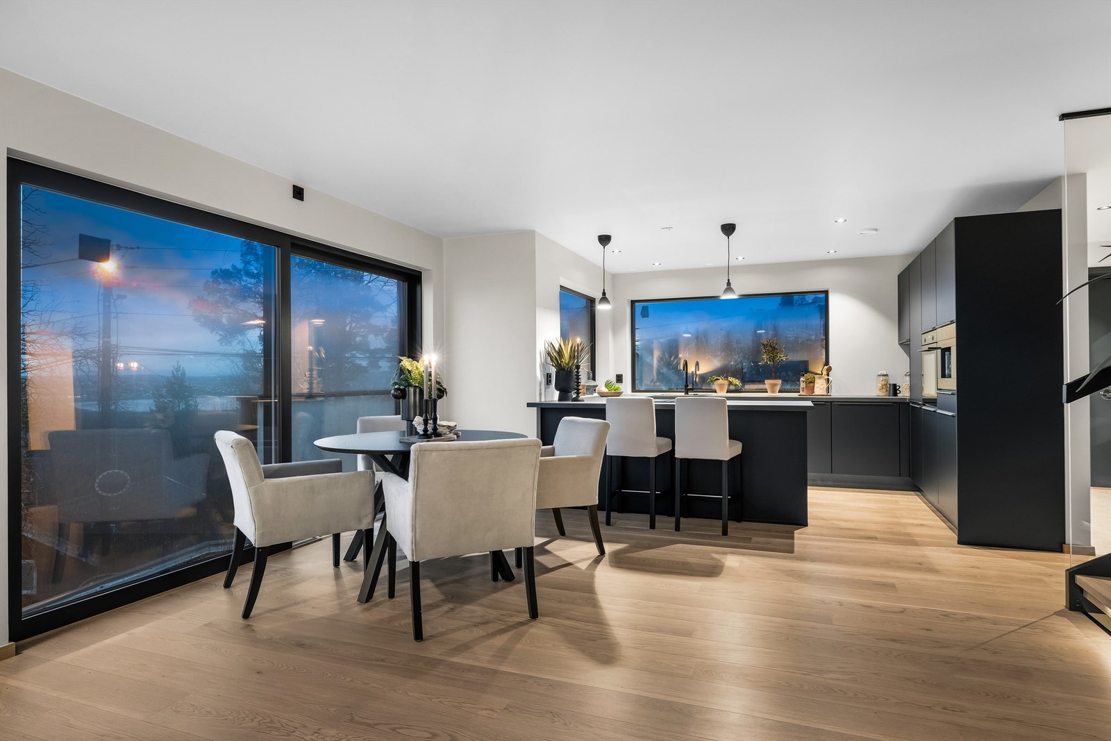 Åpen kjøkken- og stueløsning som gir en luftig romfølelse og skaper et sosialt samlingspunkt i boligen Galleribilde