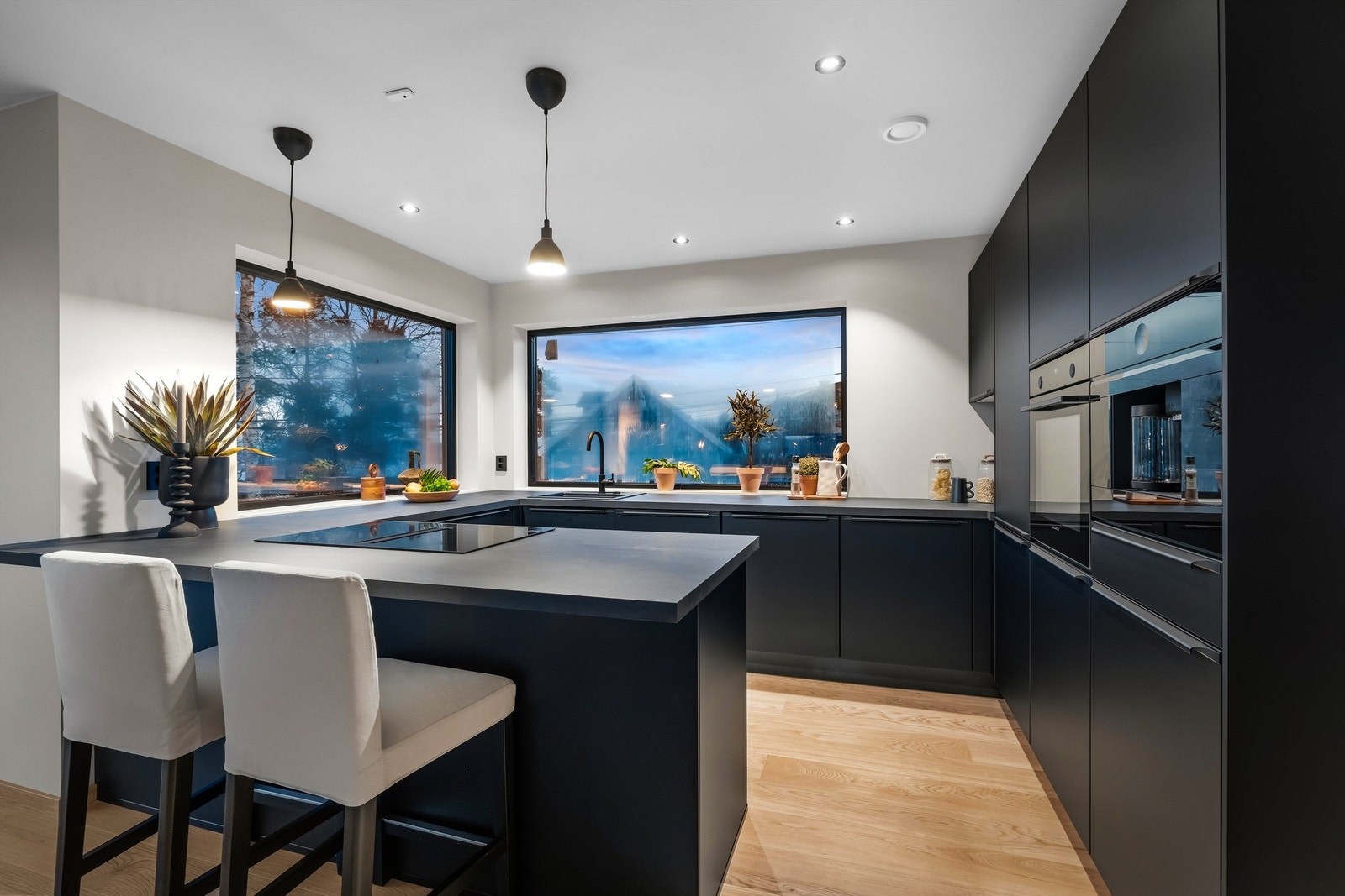 Moderne kjøkken med sorte slette fronter Galleribilde