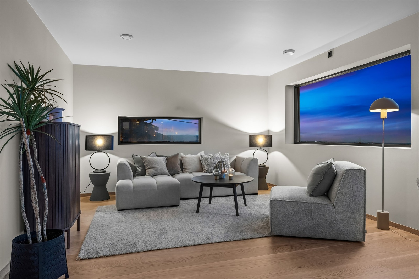 Lys og innbydende stue med god plass til sofagruppe Galleribilde