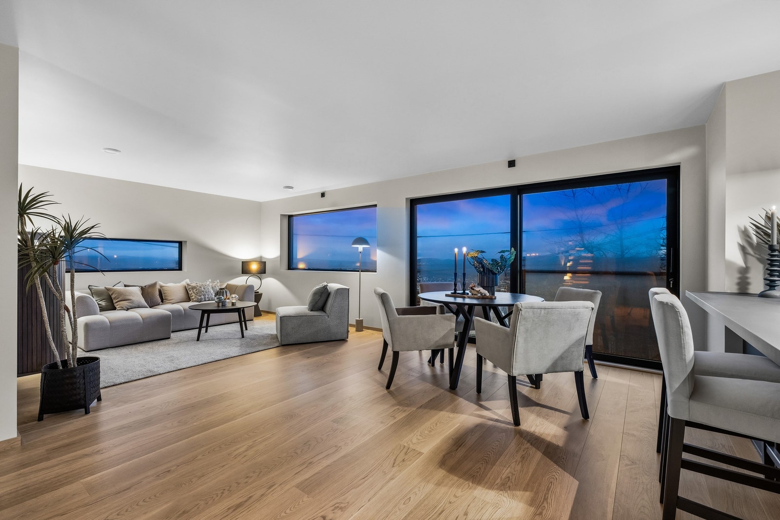 Romslig stue med store vindusflater som slipper inn rikelig med naturlig lys Galleribilde