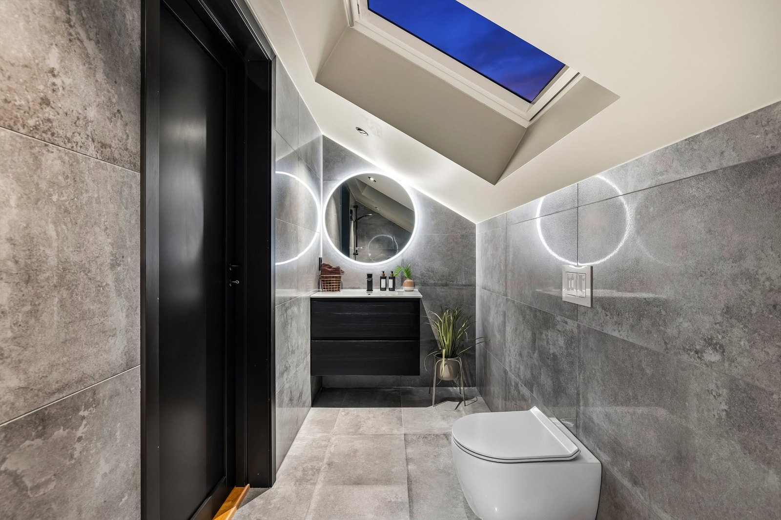 Boligens tredje bad med fliselagt gulv, varmekabler og moderne innredning Galleribilde