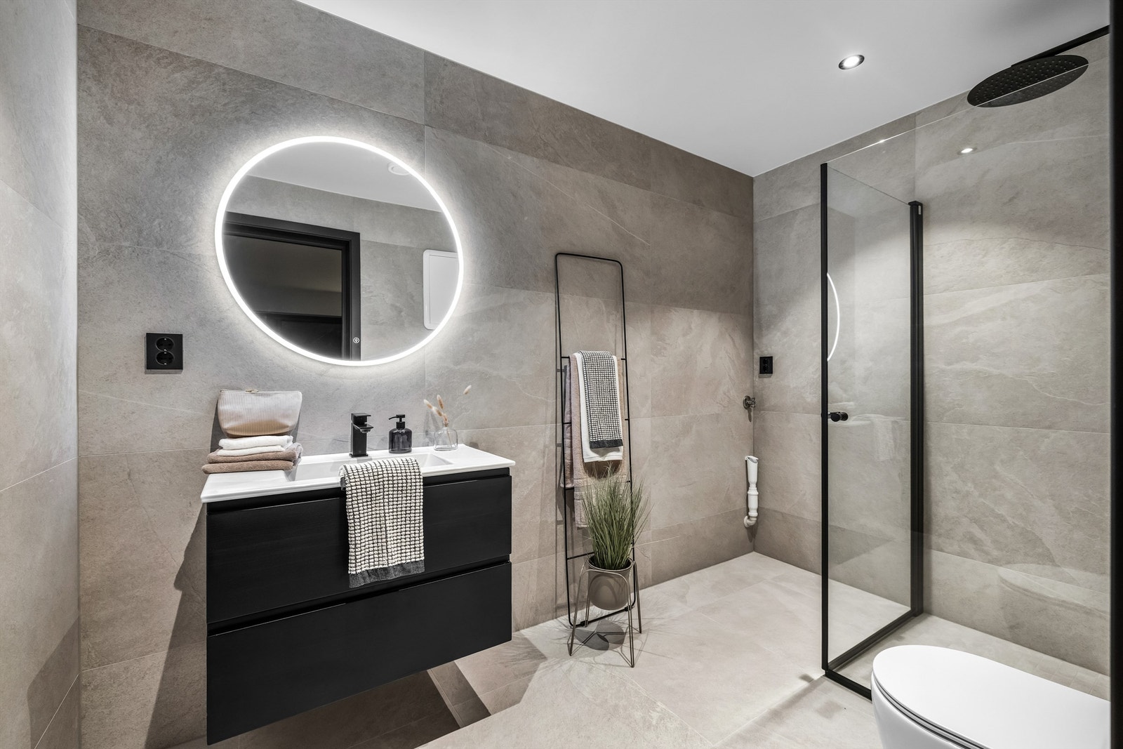 Boligens andre bad med stilrene flater, eksklusiv baderomsinnredning og dusjhjørne Galleribilde