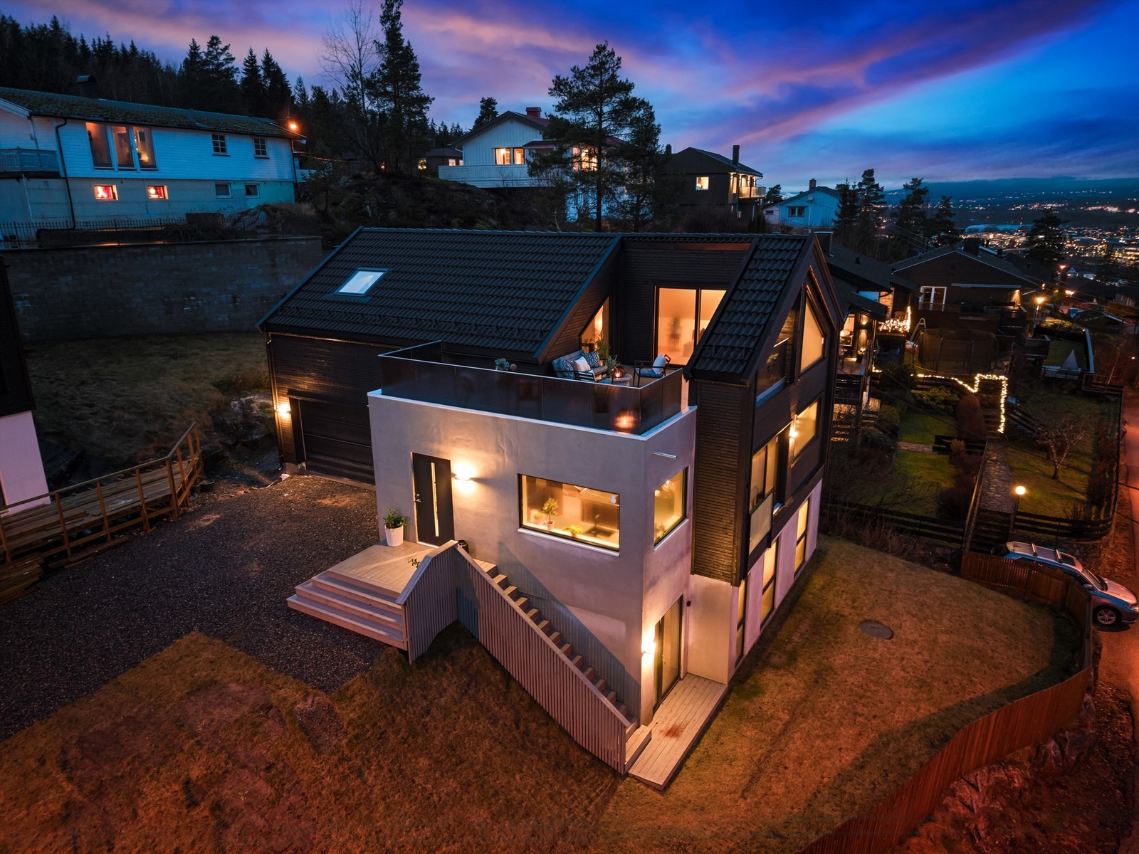 Boligen har en egen inngang til hybeldel i underetasjen Galleribilde