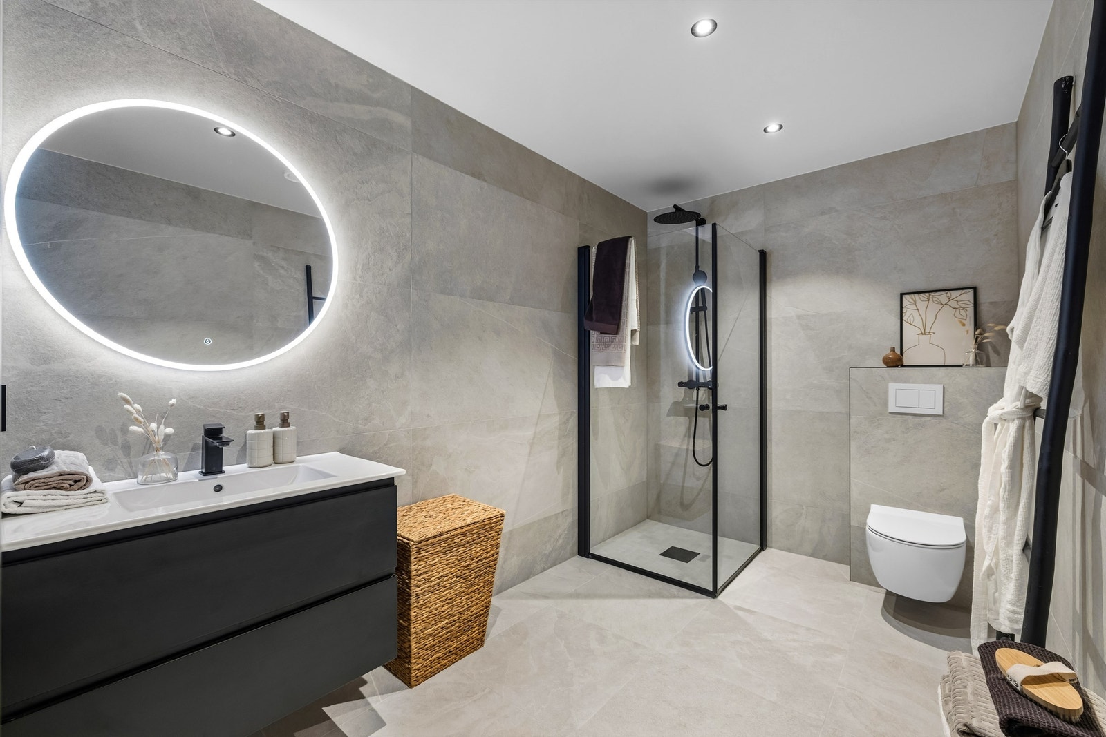 Moderne og lekkert bad tilknyttet hoveddelen, regndusj med innfellbare dører i glass, veggehengt toalett og speil med innebygd lys Galleribilde