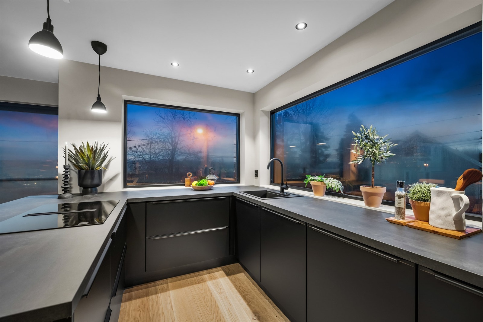 Kjøkkenet har en romslig benkeplass som gir gode arbeidsforhold Galleribilde