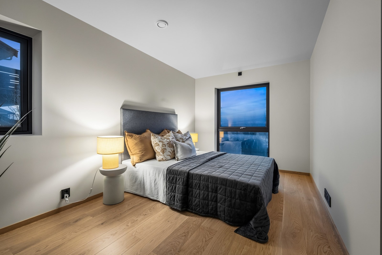 Soverom 1 med god plass til dobbeltseng Galleribilde