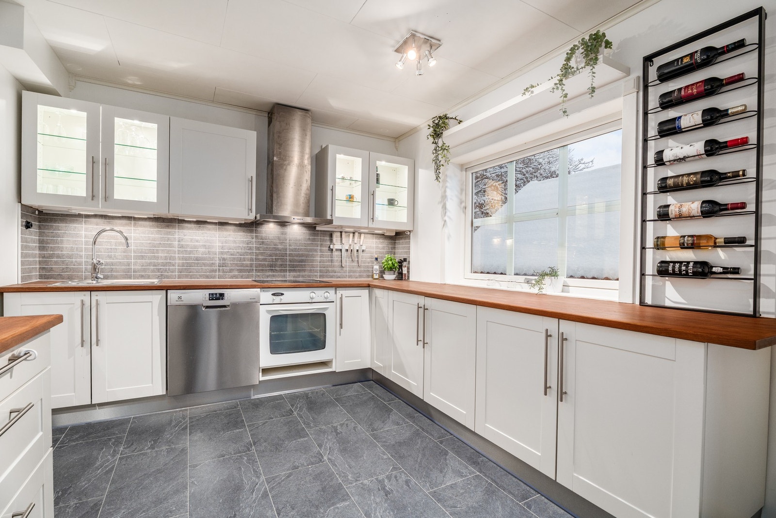 Her er godt med skap og benk plass. Galleribilde