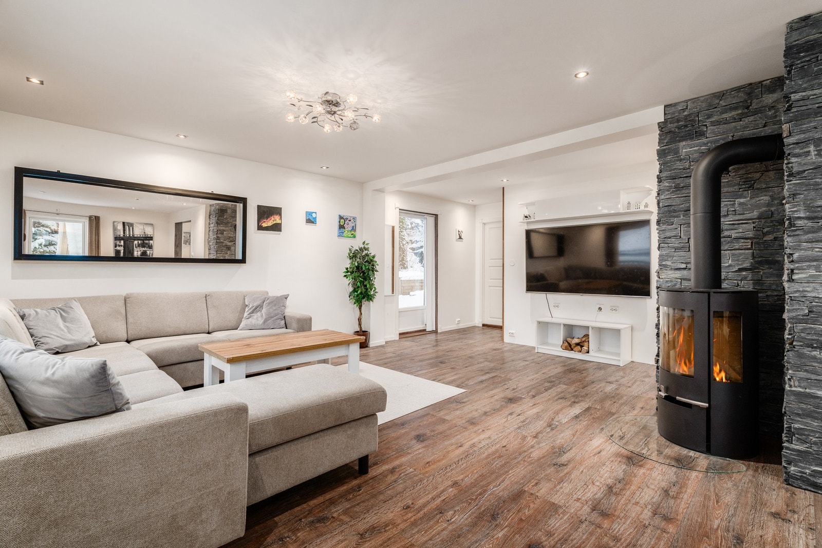 I stuen er det vedovn som varmer godt. Galleribilde