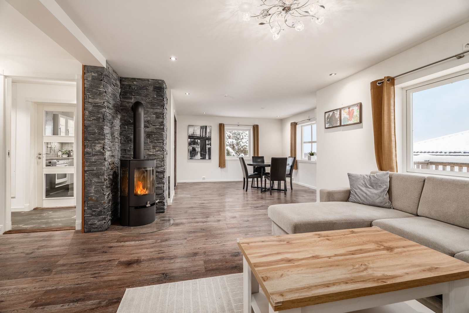 Romslig stue med mange vindu som gir mye naturlig lys Galleribilde