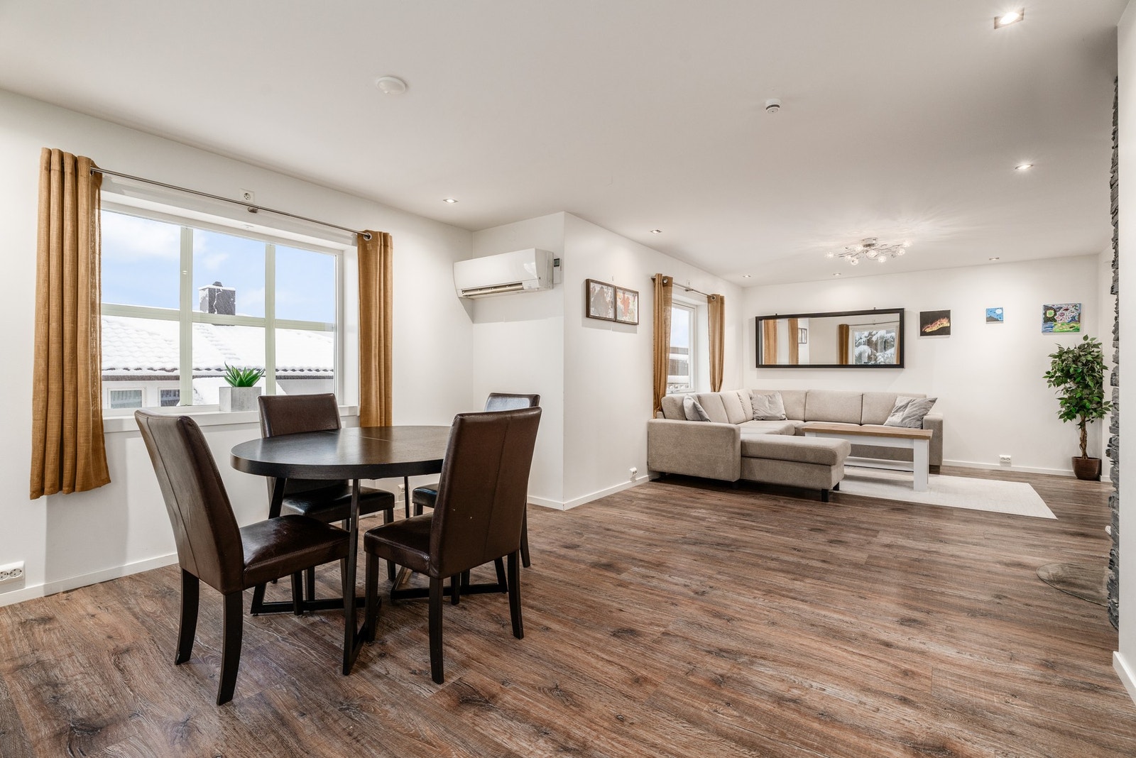 Spisestue/stue Galleribilde