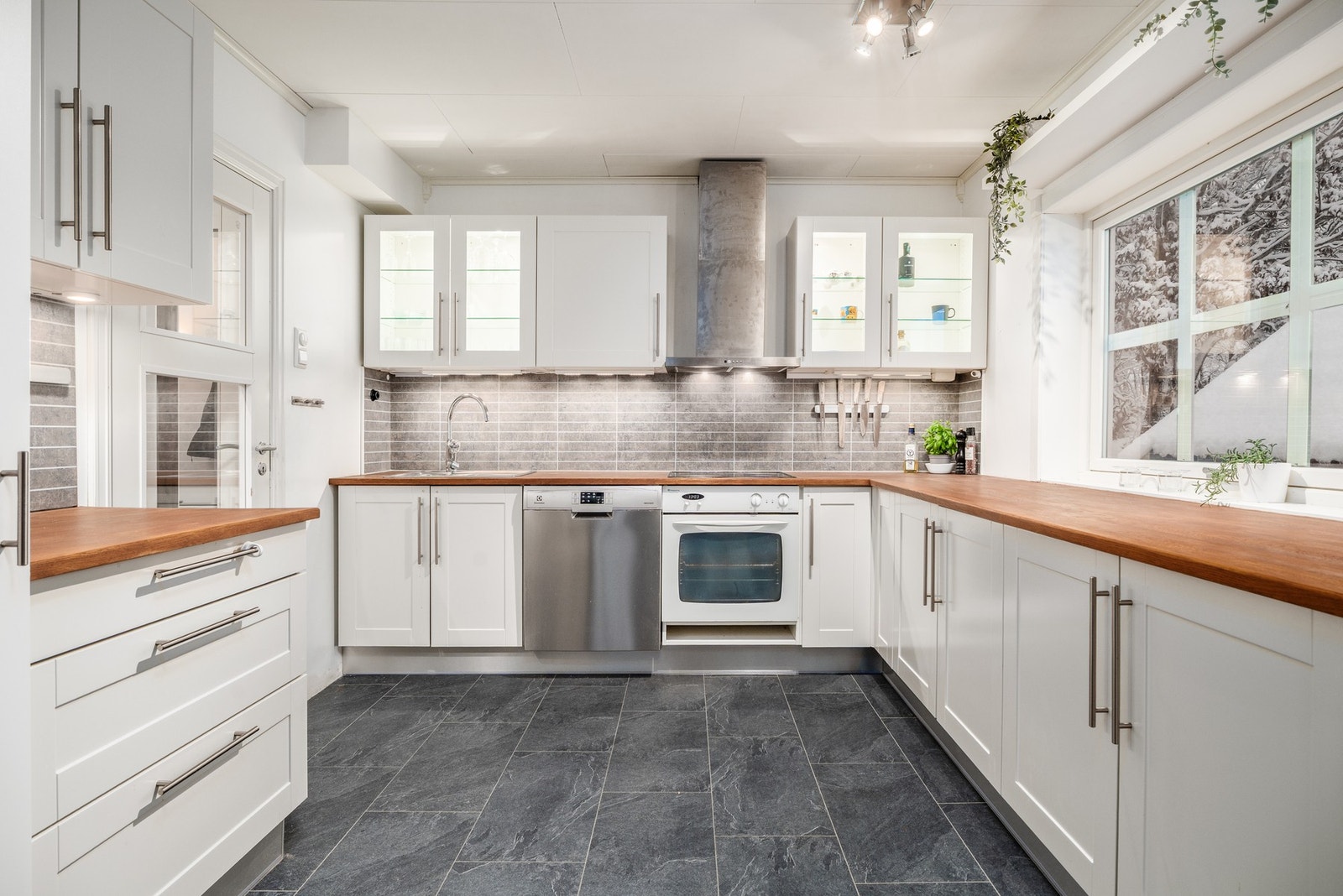 Innredning fra HTH, det er profilerte fronter med benkeplate av heltre Galleribilde