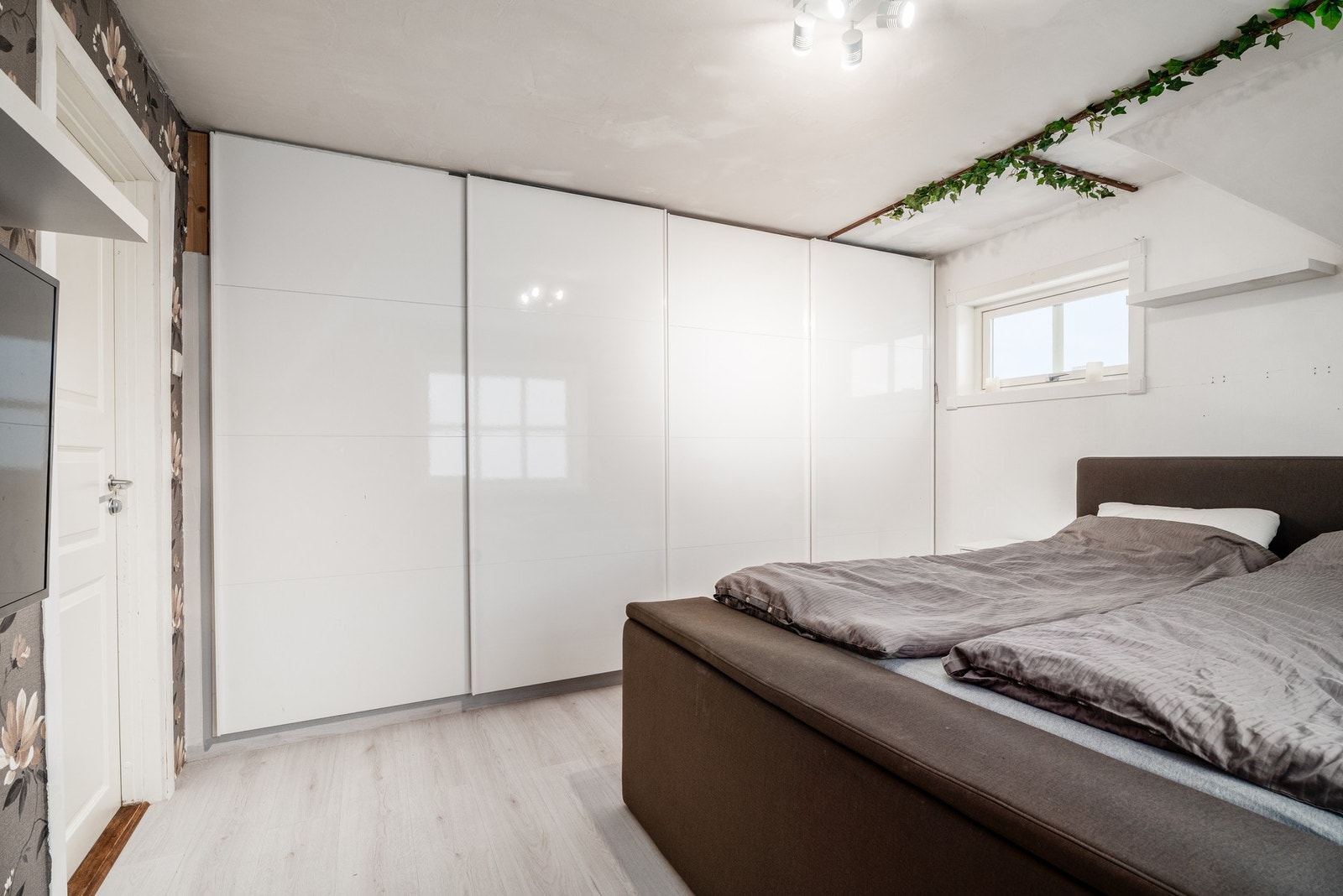 Soverommet har store skap Galleribilde