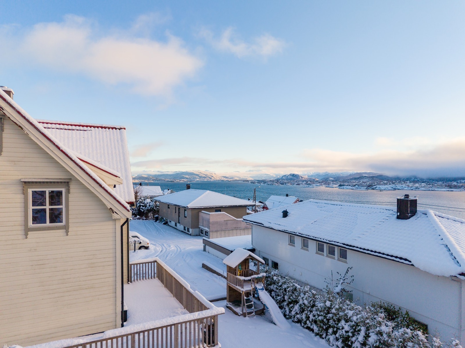 Terrassen strekker seg til en sørvendt veranda Galleribilde