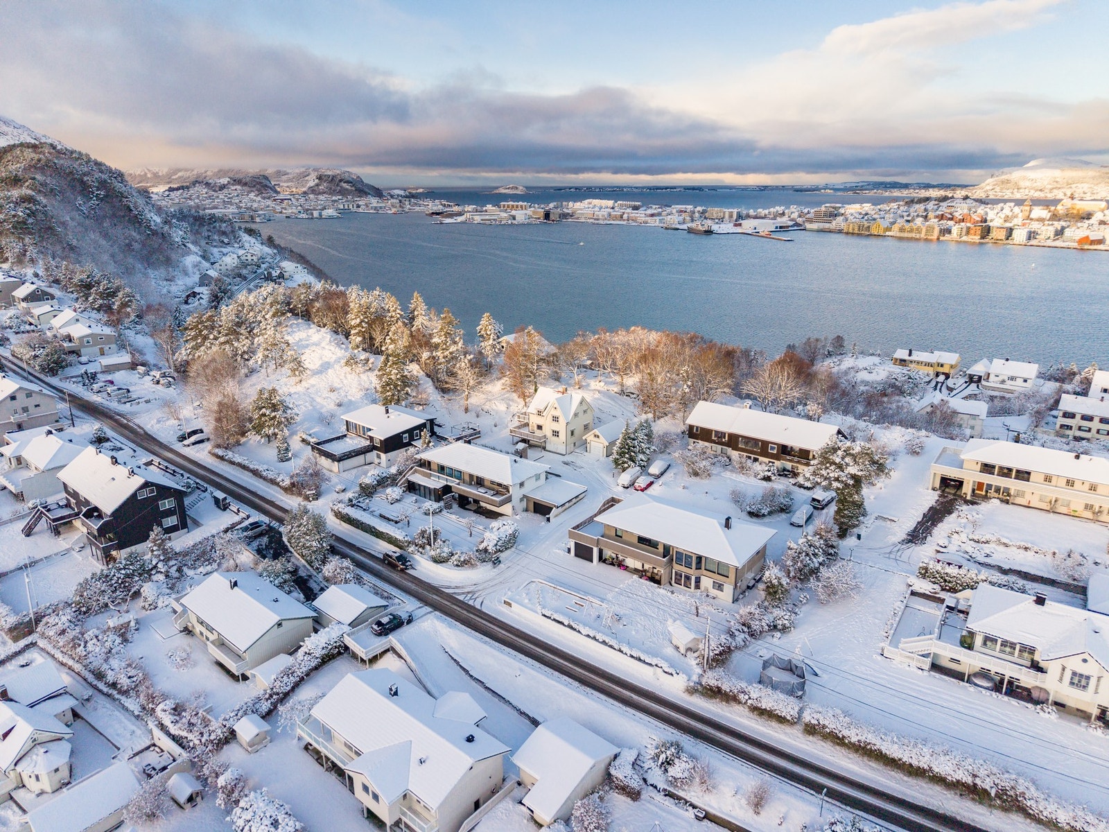 Boligen har en fin og barnevennlig beliggenhet på sydsiden av Hessa. Galleribilde