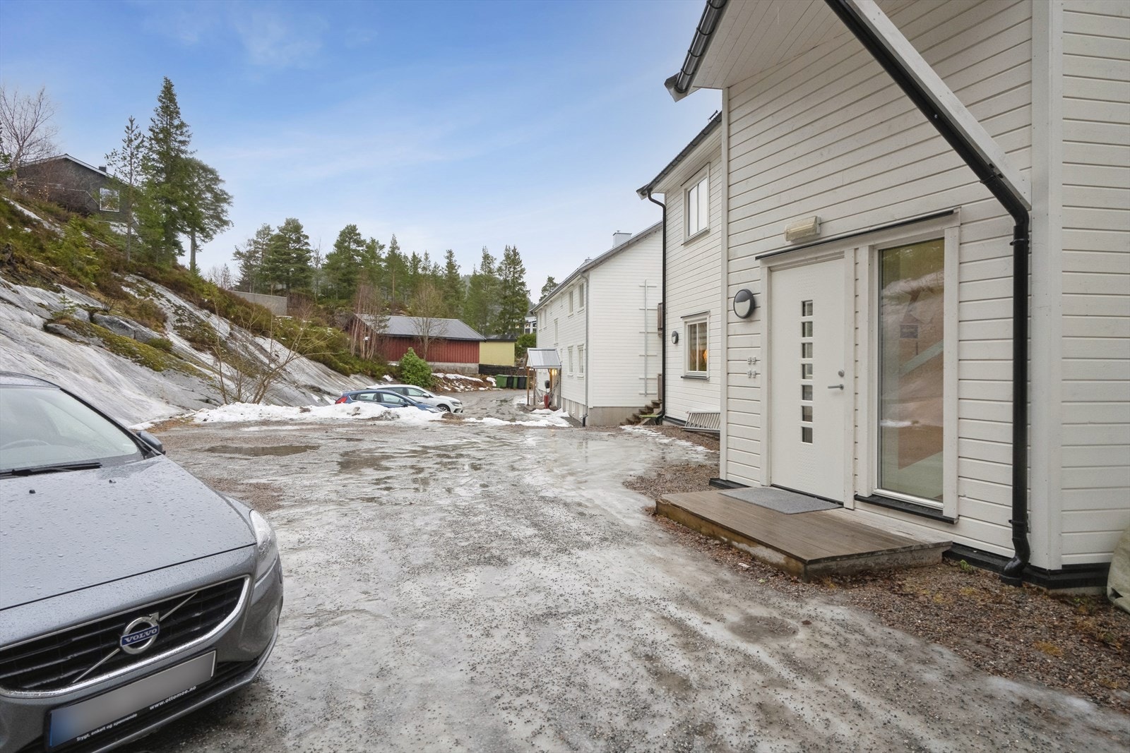 God plass til parkering ved inngangsparti. Borettslaget har klargjort for el-bil ladning. Galleribilde