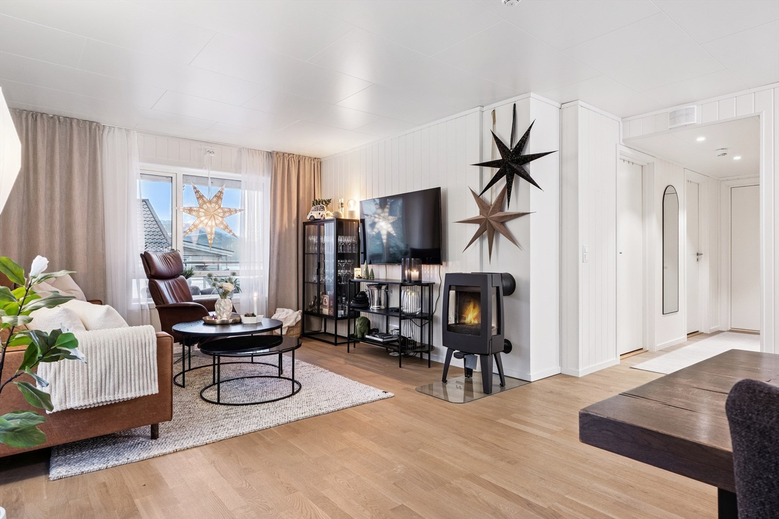 Kjøkken/stue på tilsammen 34 kvm. Vedovn. Galleribilde