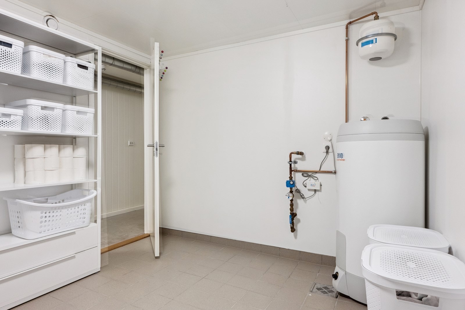 Eget privat vaskerom på 10 kvm. Medfølger også en stor bod på 15 kvm. i u.etg. Galleribilde