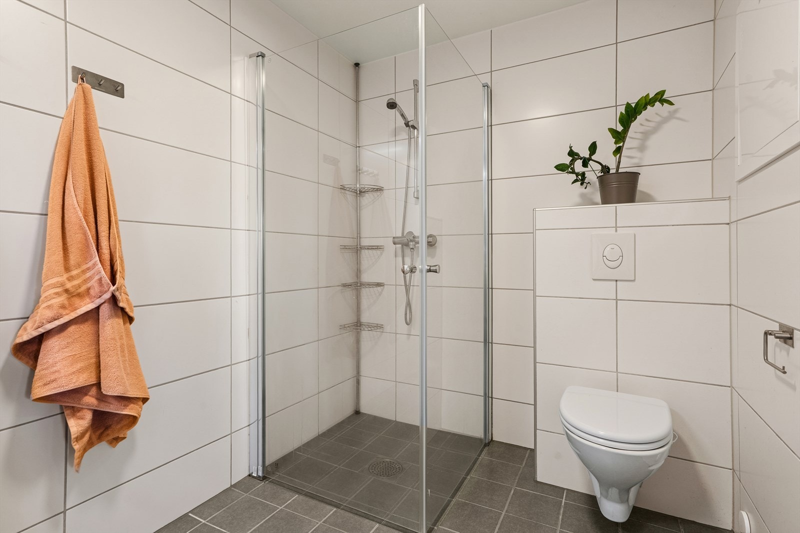 Flott bad med plass til alt du trenger! Vegghengt toalett og svingbare dusjdører Galleribilde