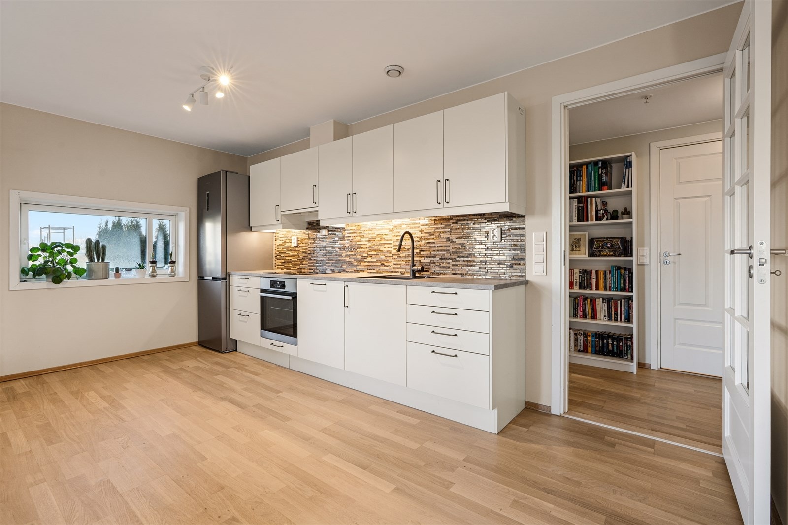 Åpen kjøkkenløsning med god skap- og benkeplass Galleribilde