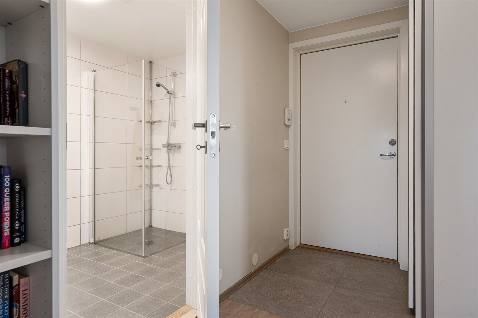 Flislagt og lysmalt entré Galleribilde