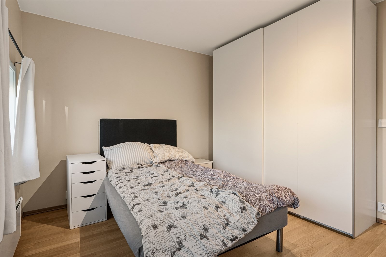 Her har man plass til stor dobbeltseng med nattbord på hver side Galleribilde