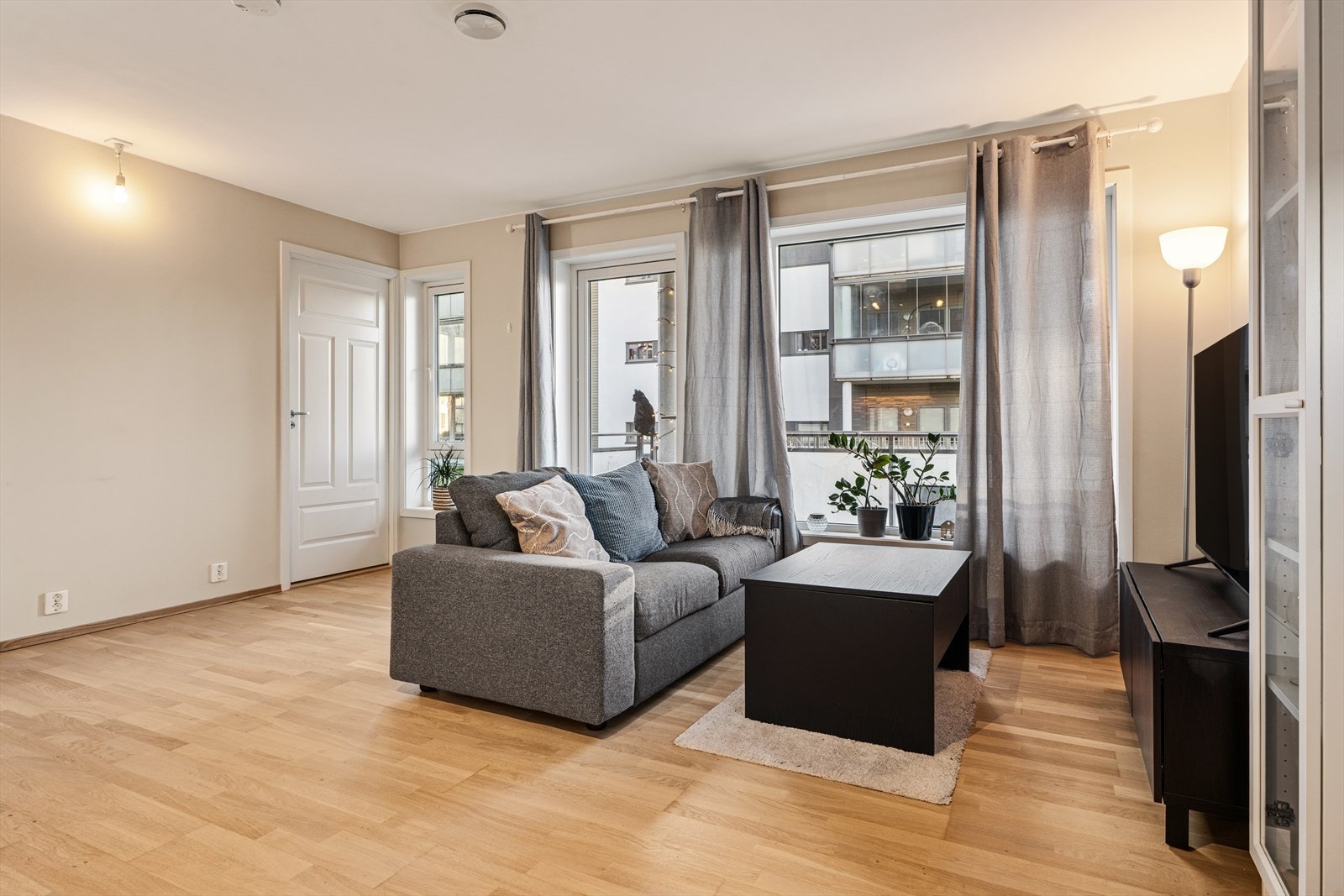 Store vinduer som bidrar til en god atmosfære Galleribilde