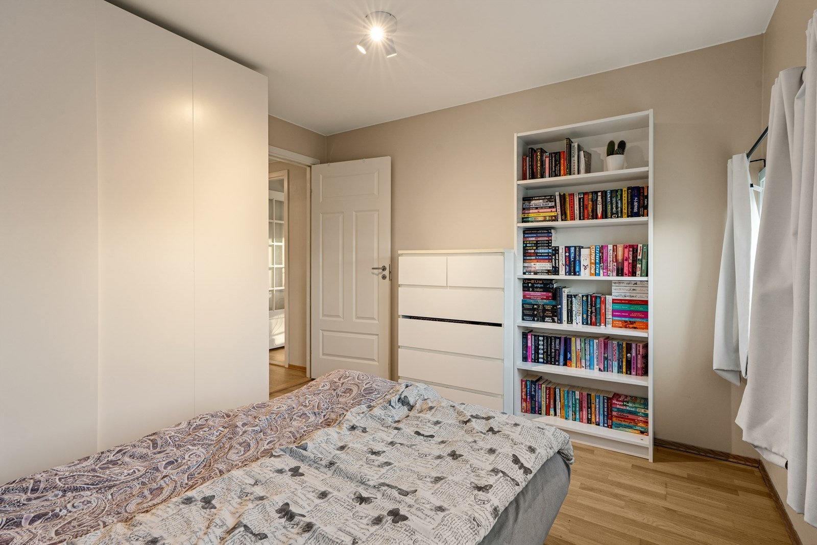 Stort soverom med garderobeskap Galleribilde