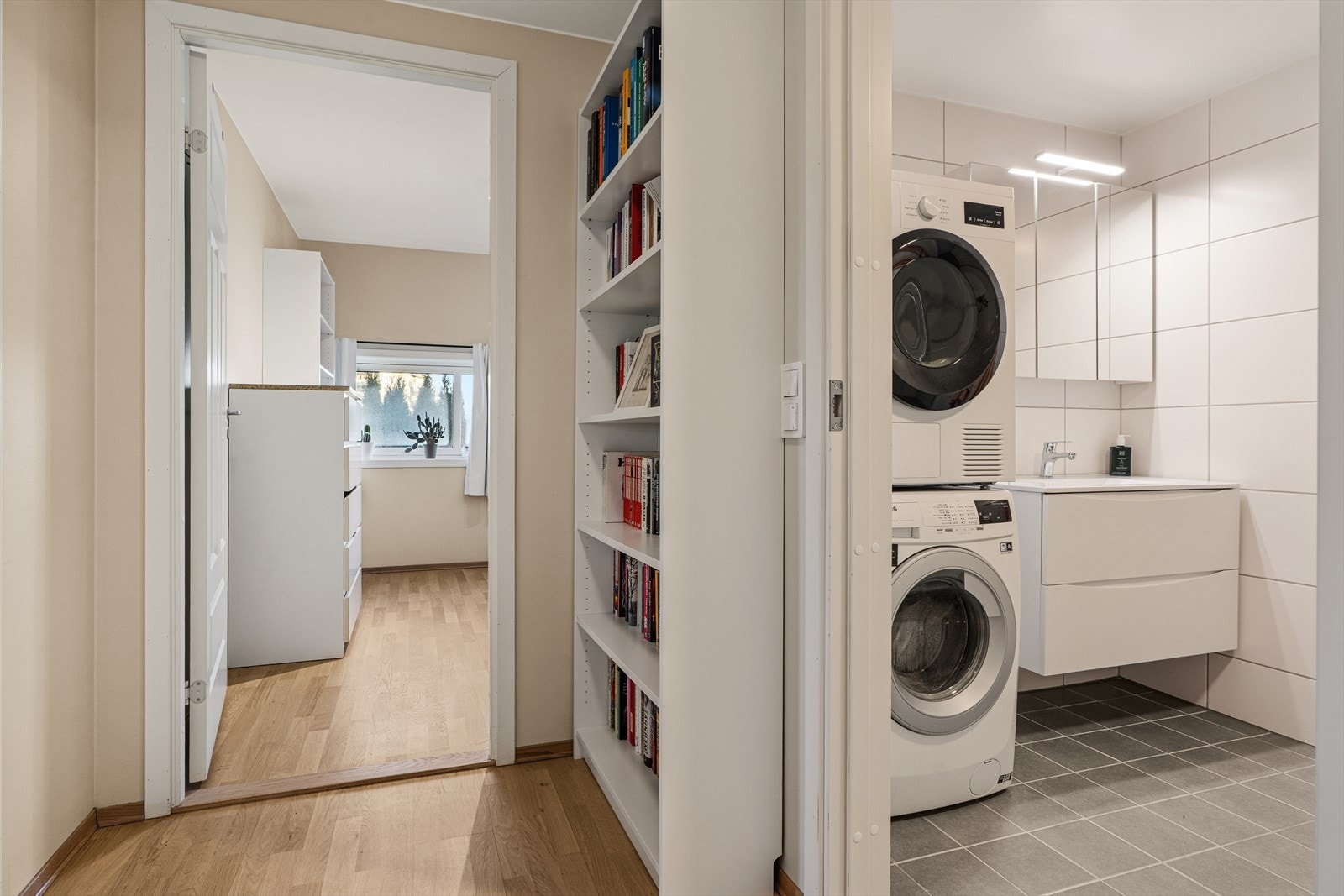 Romslig gang med inngang til bad, soverom og stue Galleribilde