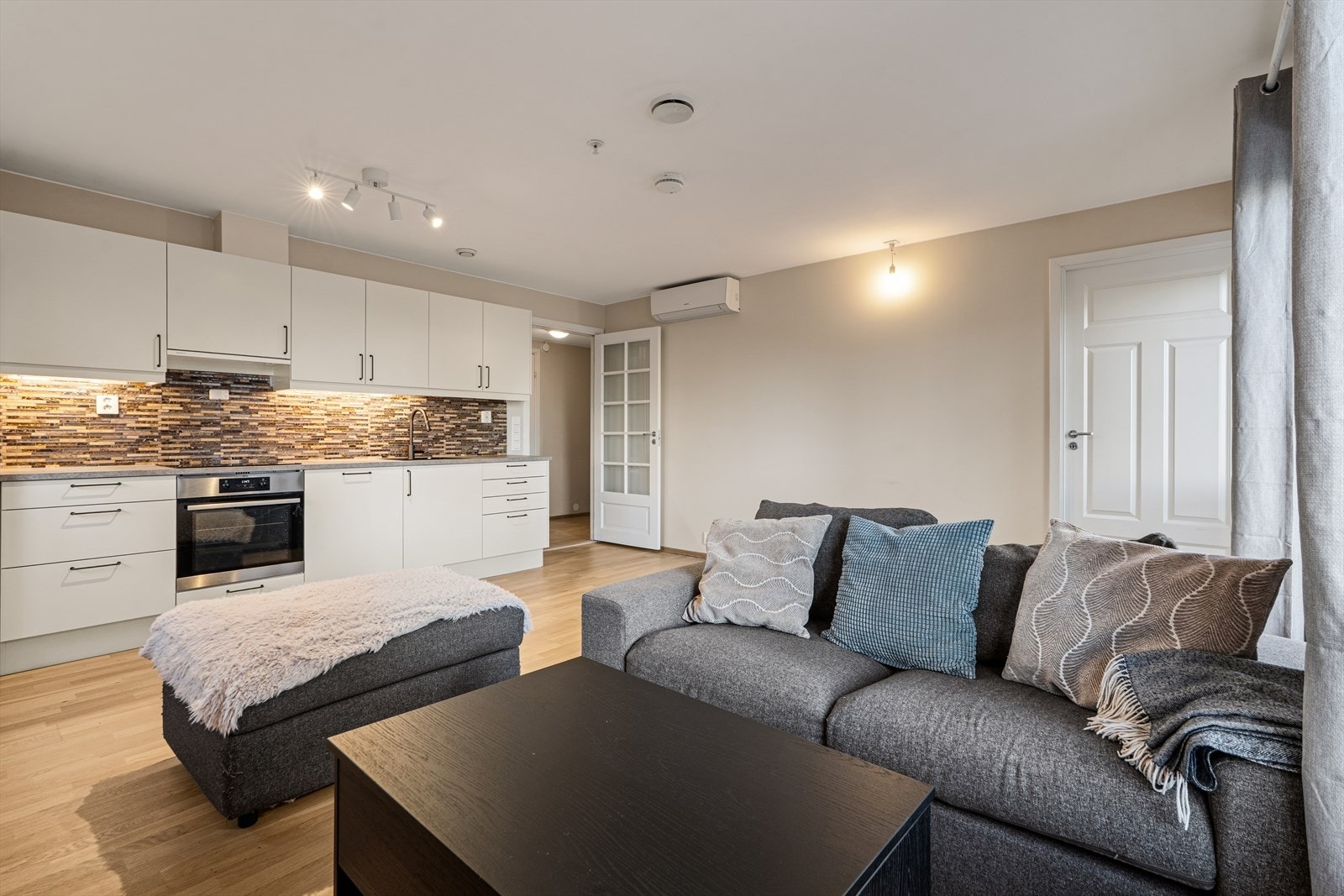 Stor stue med flere møbleringsmuligheter Galleribilde