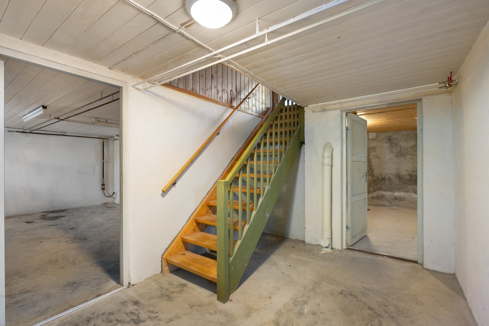 Innvendig trapp ned til kjelleretasjen. Galleribilde