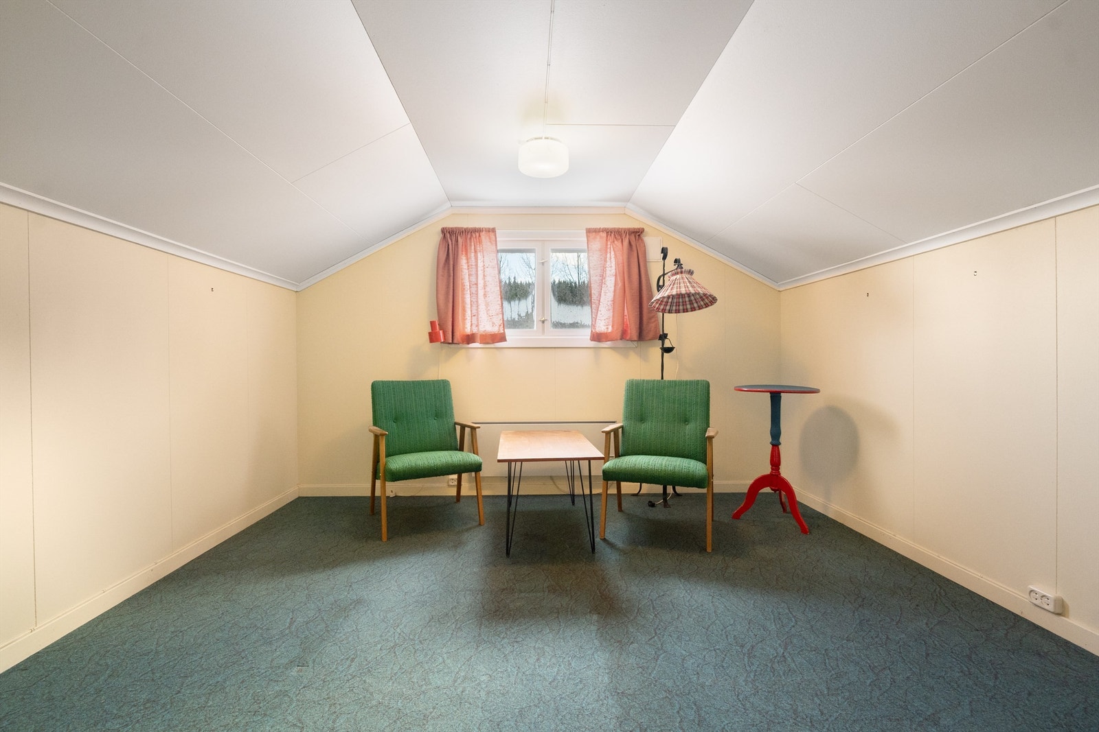 Det er to romslige rom oppe i 2. etasje, med mulighet for kombinasjon med soverom, ekstra oppholdsrom eller kontor. Galleribilde