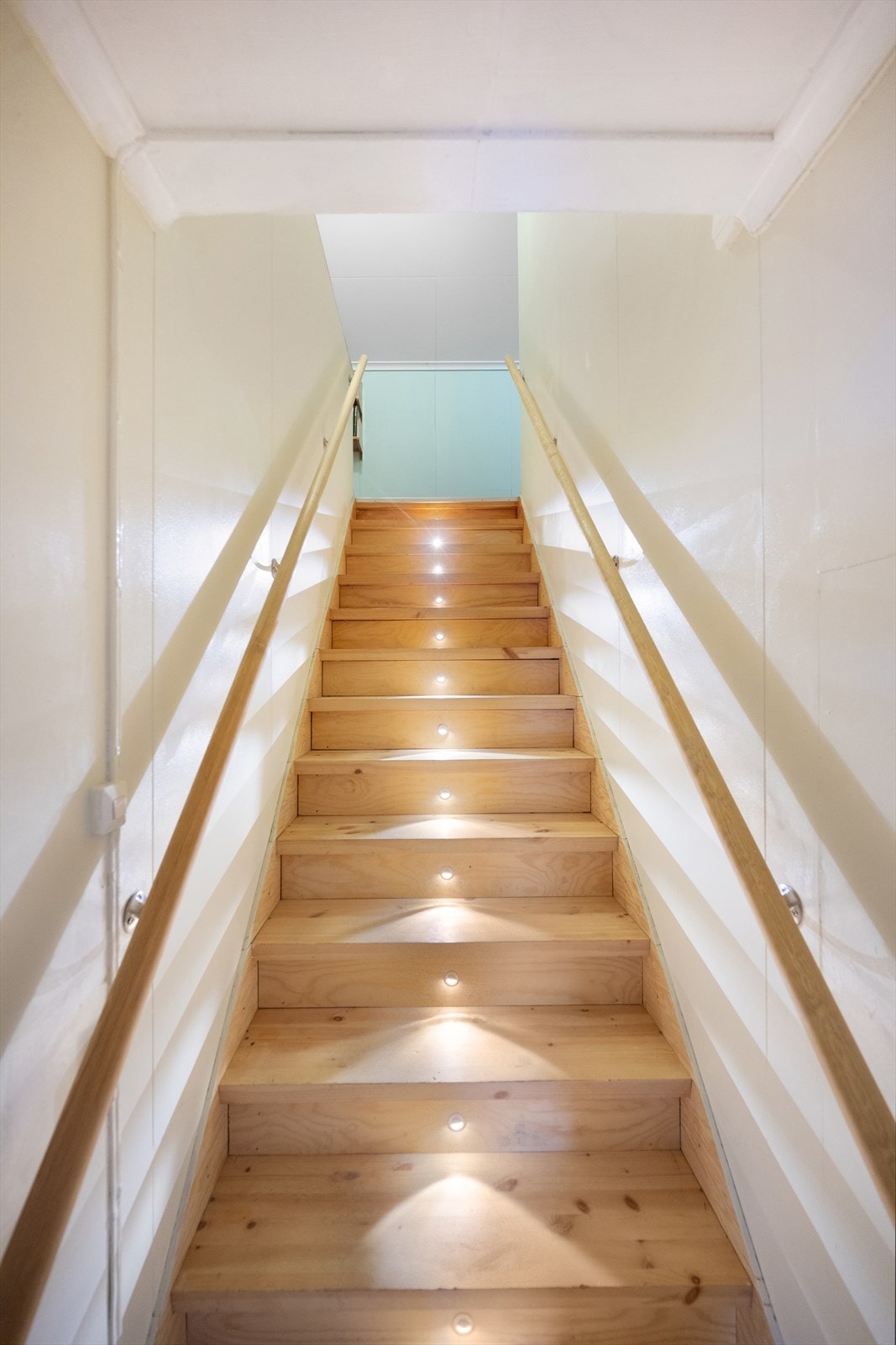 Trapp mellom etasjene med integrert belysning i trinnene. Galleribilde