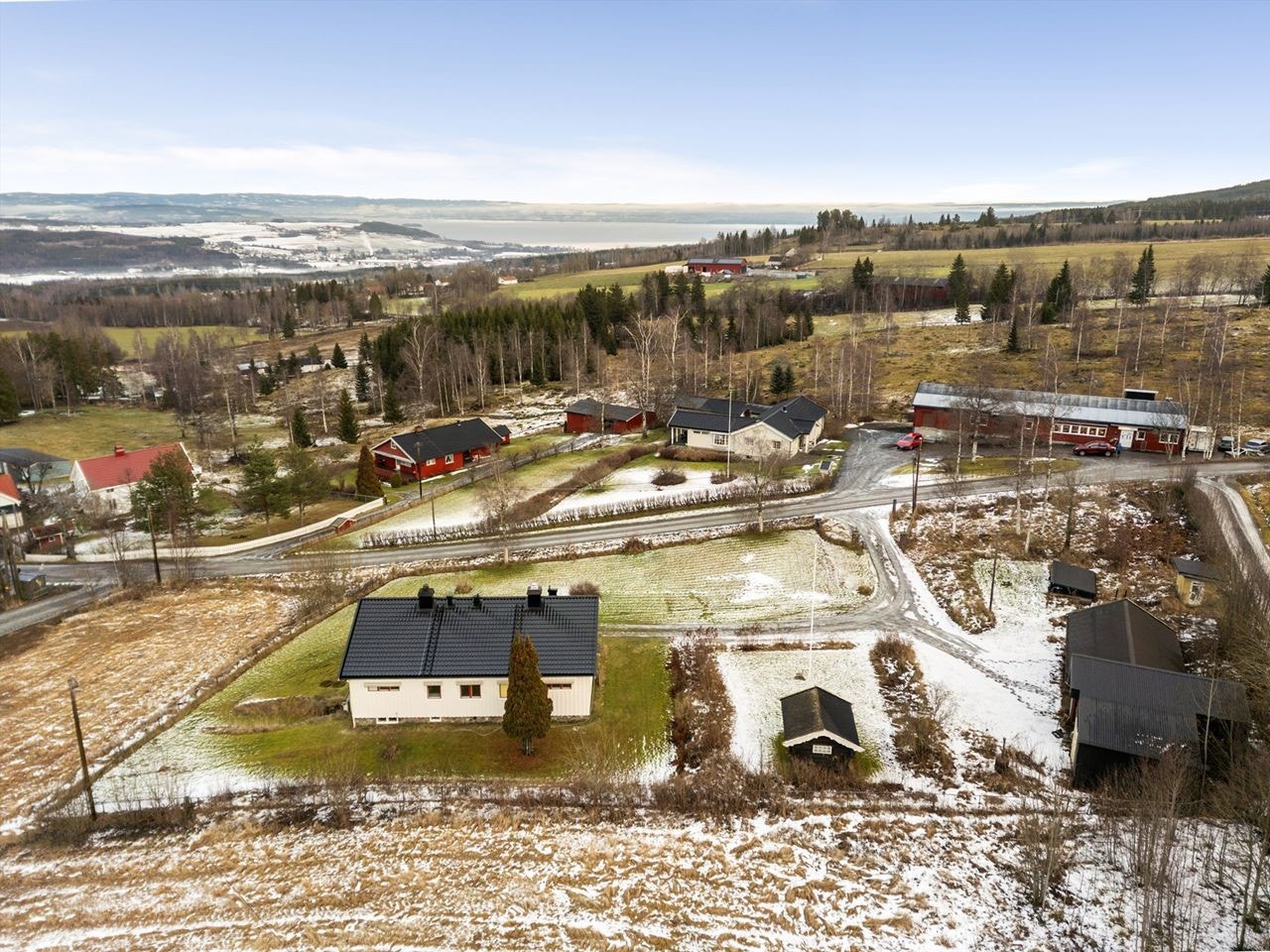 Herfra er det fin utsikt over nærområdet og landskapet ned mot Mjøsa. Galleribilde