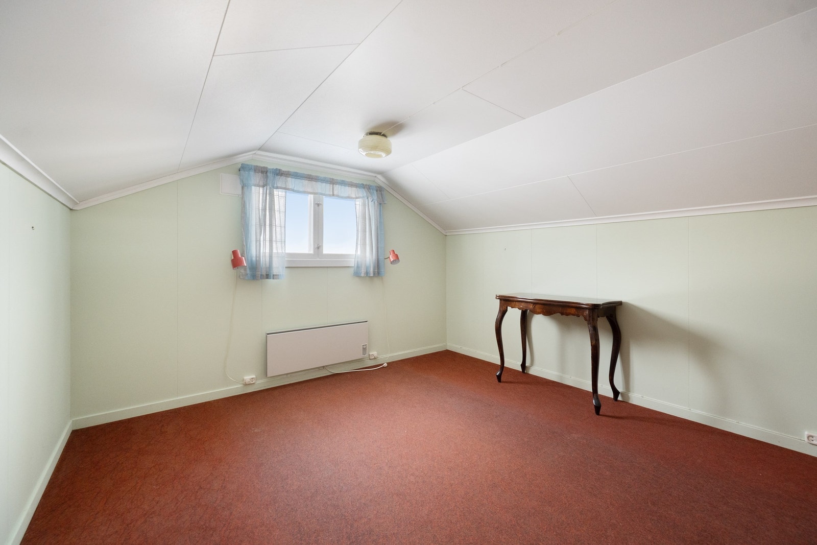 Begge soverommene i 2. etasje er innredet med integrerte skap. Galleribilde