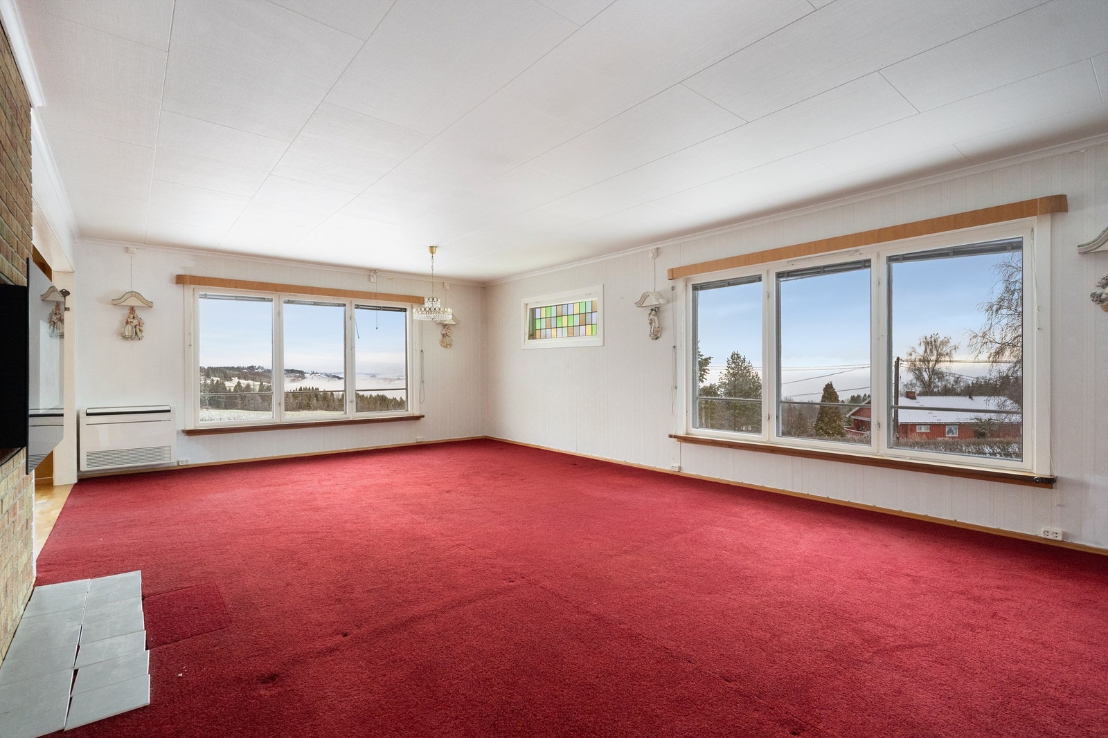 Fra stuen har man en åpen utsikt over det omkringliggende kulturlandskapet. Galleribilde