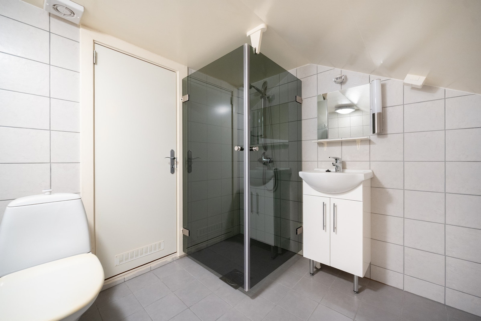 Bad i 2. etasje med flislagt gulv og vegger, utstyrt med dusjhjørne. Bad er etablert av tidligere bod i ca. 2015-2017, det er ikke søkt bruksendring i kommunen. Galleribilde