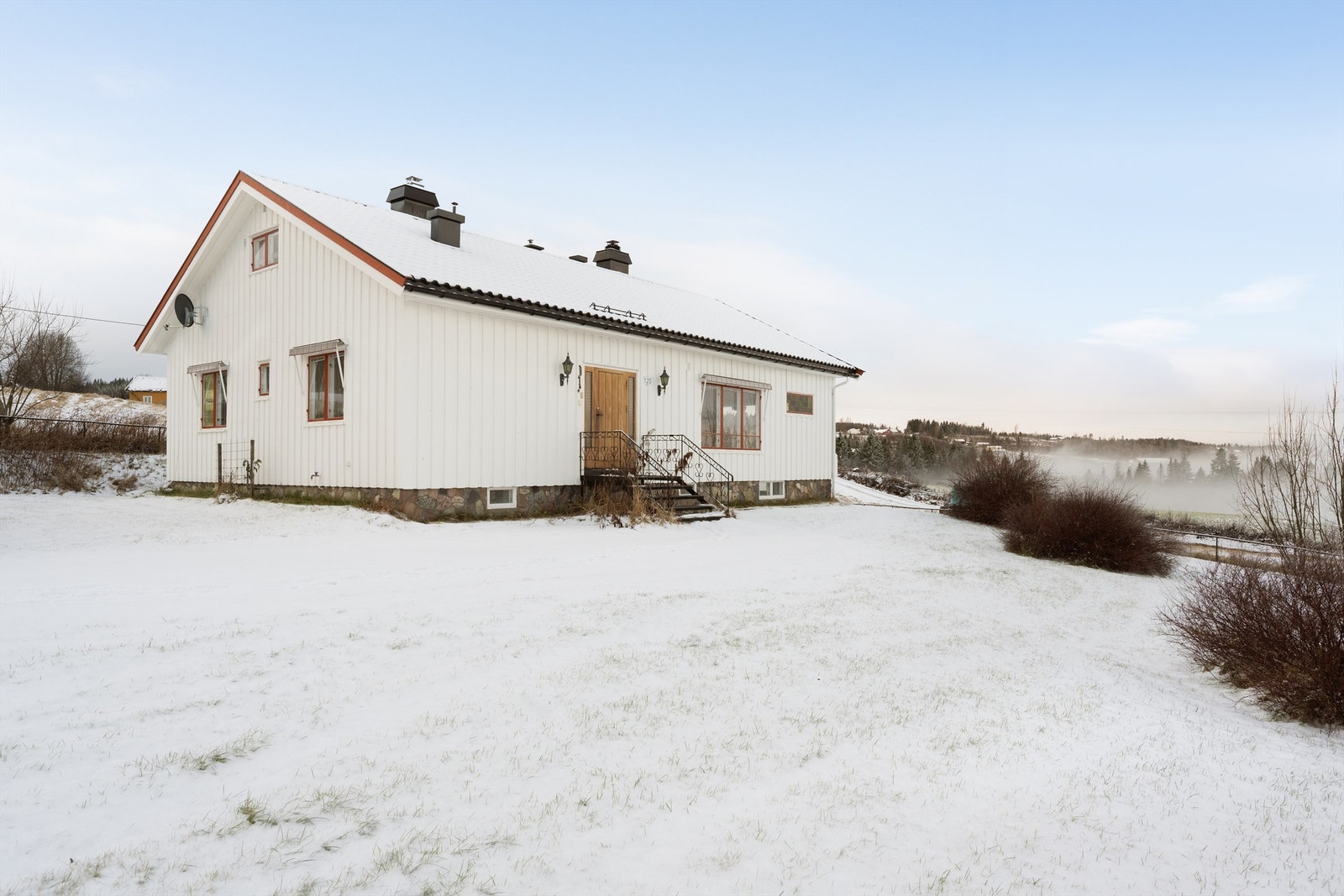 Enebolig over tre plan med behov for modernisering. Galleribilde