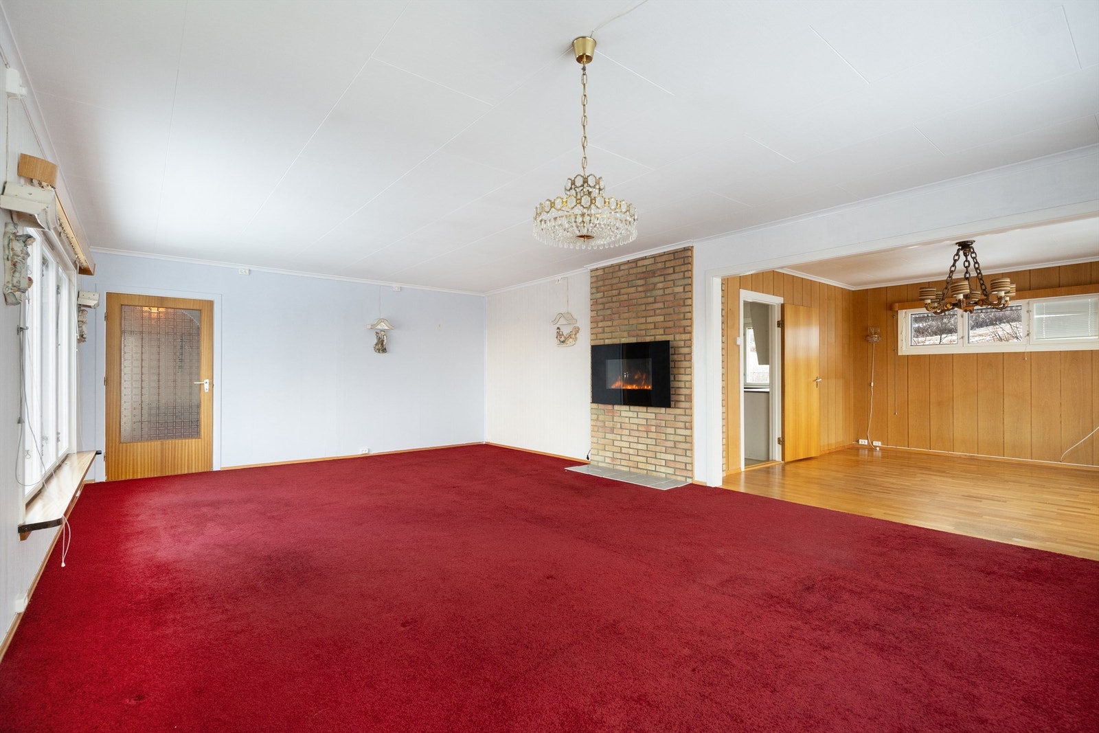 Store vindusflater gir rikelig med lys og utsyn over landskapet. Galleribilde