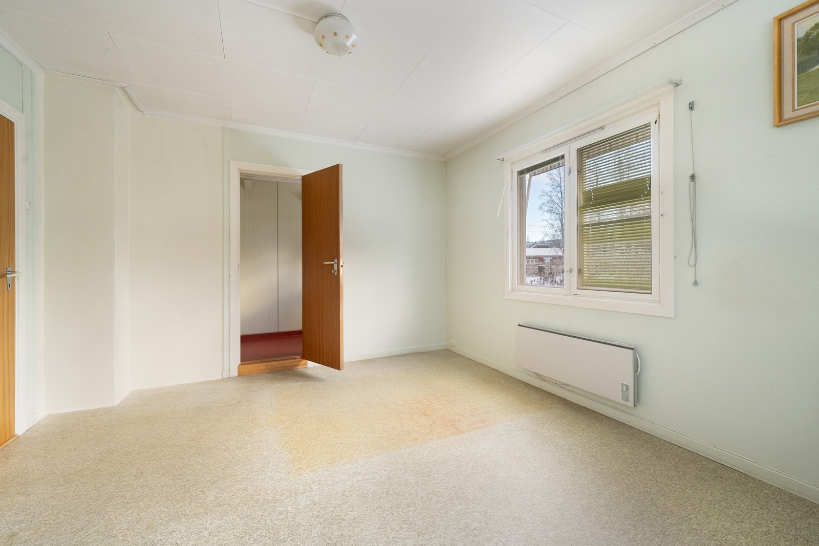 Rommet har flere vinduer som slipper inn dagslys. Galleribilde