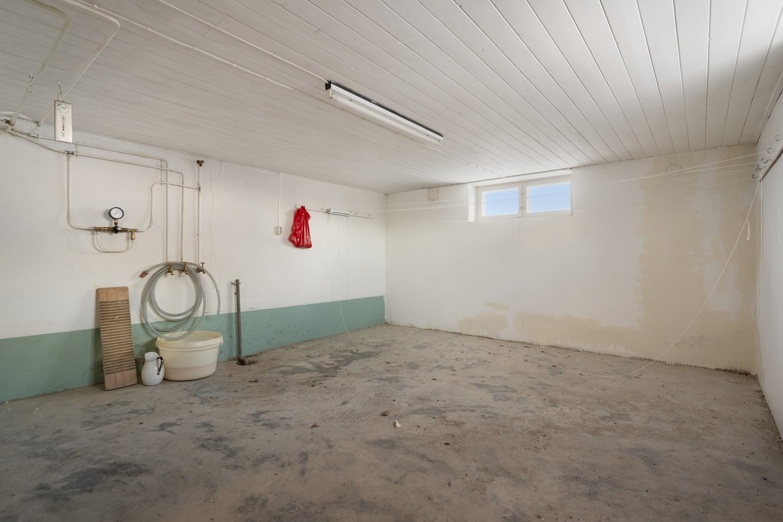 Kjelleren inneholder flere boder og et vaskerom med god plass. Galleribilde