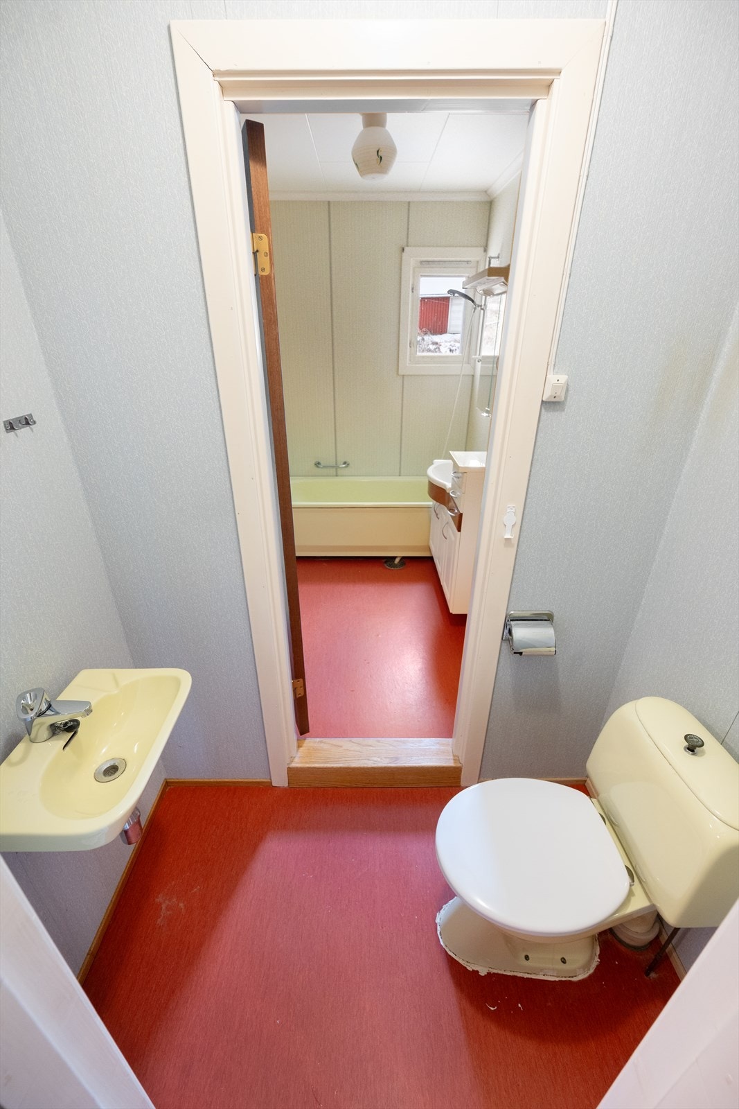 Praktisk med separat toalettrom i tilknytning til gangen. Galleribilde