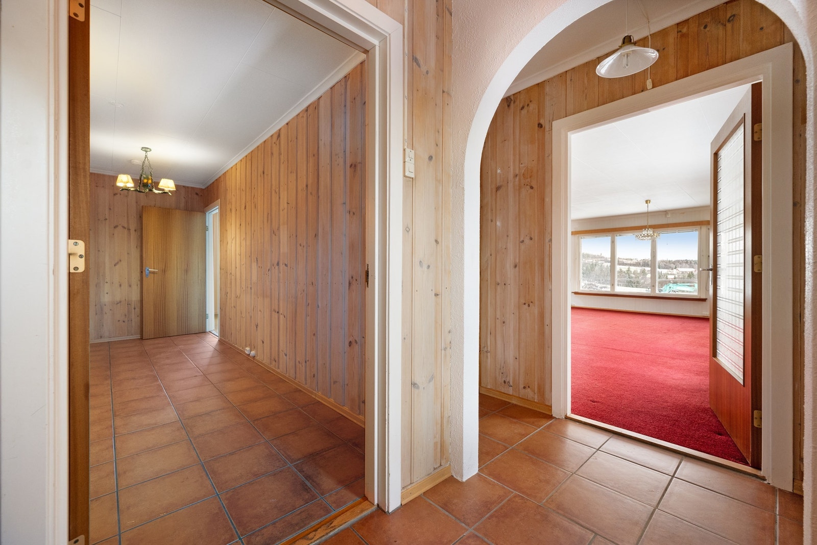 Hallen binder sammen rommene i første etasje og har trapp til loft og kjeller. Galleribilde